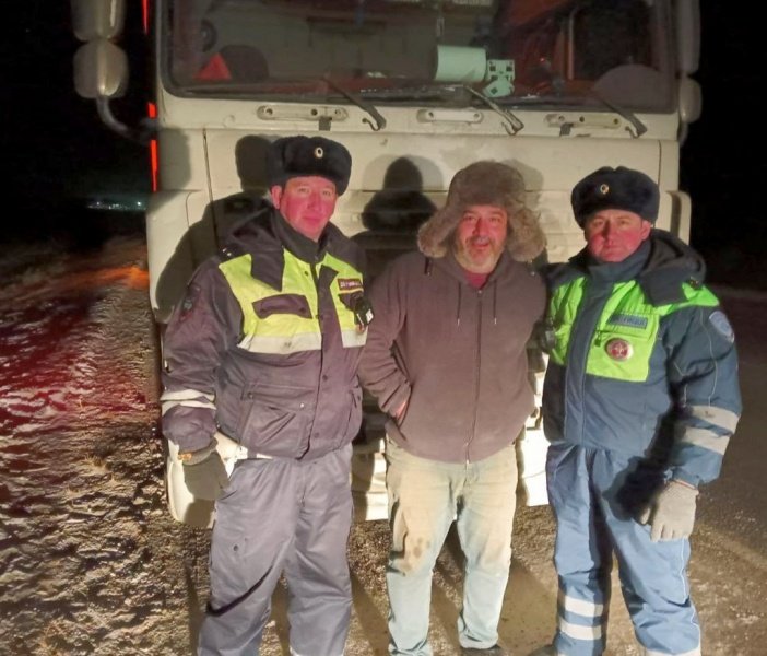 В Приангарье на автодороге Р-255 «Сибирь» полицейские оказали помощь замерзавшему дальнобойщику, который вез груз в Иран.