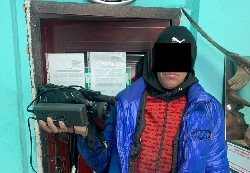 В Черемхово полицейские задержали предполагаемого вора, который на месте преступления поел, растопил печь и лег спать